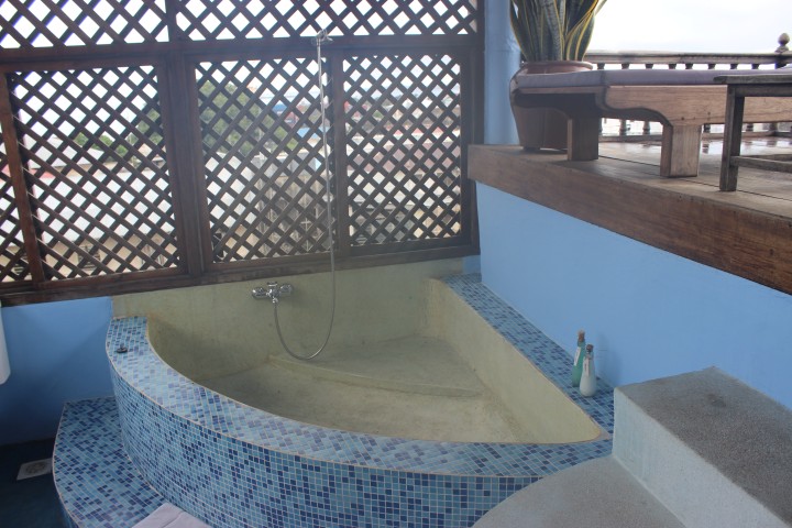 A huge bathtub. I used it the first night and plan to use it again before I check out.